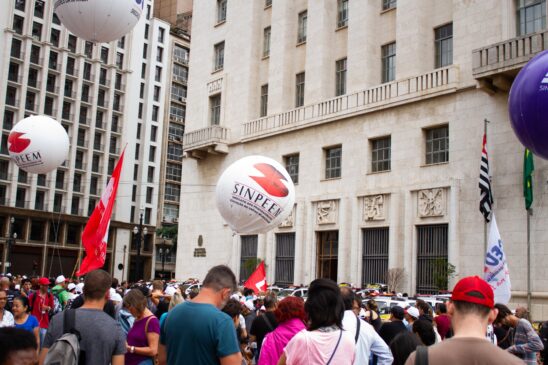 Servidores protestam contra a Sampraprev, a reforma da previdência municipal, em frente à sede da prefeitura