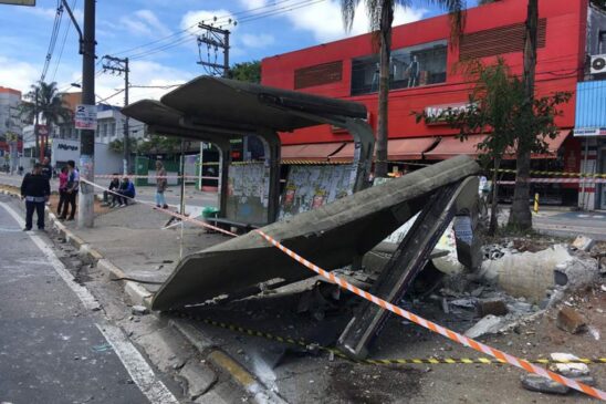 Acidente no dia 16 de setembro de 2018 na região central de Taboão da Serra deixou o ponto completamente destruído