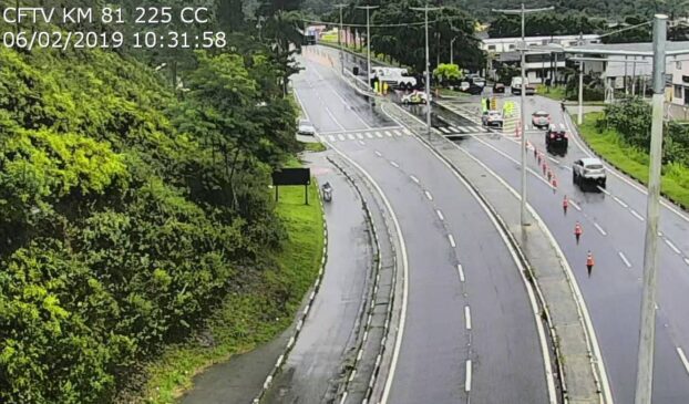 Bloqueios na rodovia dos Tamoios ocorrem no km 58, no sentido do litoral, e no km 81, no sentido de São José dos Campos