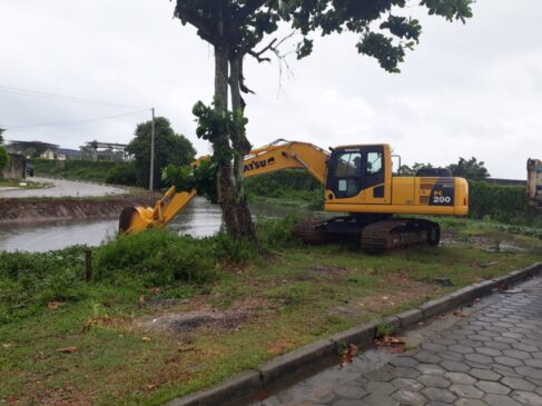 Três escavadeiras hidráulicas passaram a trabalhar durante esta semana em diferentes pontos