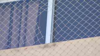 A madrasta disse à polícia que a criança estava sozinha e cortou a tela de proteção da varanda com uma tesoura e caiu da janela