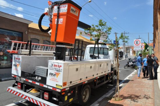 Pelo telefone, os moradores da cidade de Porto Feliz podem solicitar serviços de iluminação pública