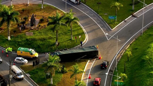 Carreta tomba em Embu das Artes