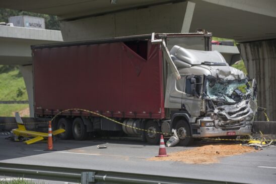 Um caminhão foi atingido na queda; motorista não sofre risco