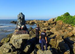 Neste fim de semana, a estátua Mulheres de Areia, na Praia dos Pescadores, teve a sua cabeça arrancada