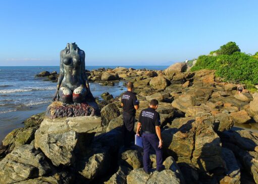 Neste fim de semana, a estátua Mulheres de Areia, na Praia dos Pescadores, teve a sua cabeça arrancada