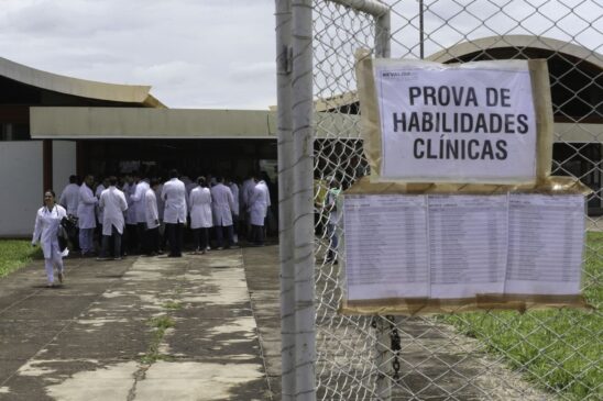 Médicos estrangeiros e brasileiros que se graduaram em outro país, fazem a segunda etapa da edição 2017 do Exame Nacional de Revalidação de Diplomas Médicos Expedidos por Instituições de Educa