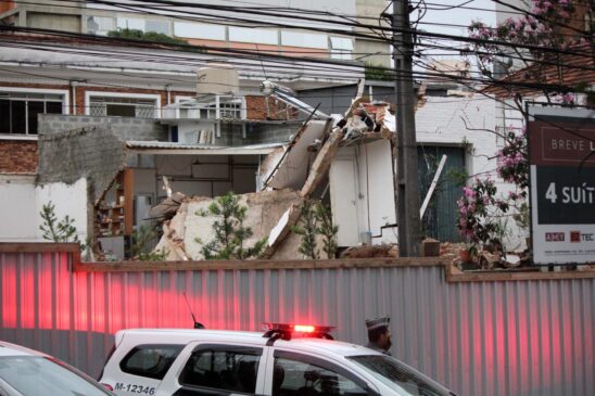 SÃO PAULO,SP,12.02.2019:QUEDA-MURO-RESIDÊNCIA-ZONA-SUL - Muro de uma residência em Moema, na Zona Sul de São Paulo (SP), desaba na manhã desta terça-feira (12). O acidente ocorreu na Avenida Ministro Gabriel Rezende