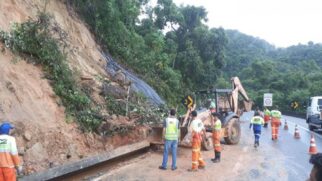 Rodovia esteve parcialmente interditada na manhã desta quarta-feira; por volta das 13h30 a via foi liberada