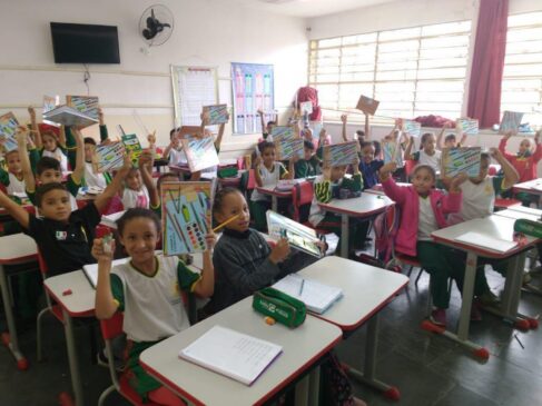 As aulas voltaram no dia 5 e para que os alunos conseguissem realizar as atividades, alguns materiais já foram entregues