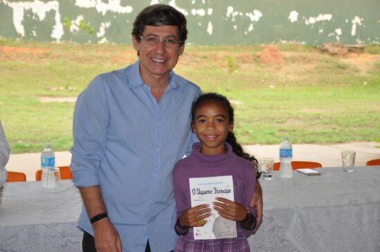Prefeito Dr. Cássio Habice Prado participou de uma das entregas dos livros na cidade de Porto Feliz