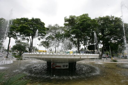 Praça Nicola Vivilechio, na região central, é um dos pontos turísticos de Taboão da Serra; município foi emancipado em 1959