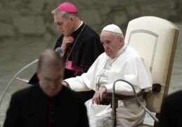 O papa Francisco disse ontem que pessoas que passam a vida denunciando a Igreja Católica são "amigos, parentes do demônio"