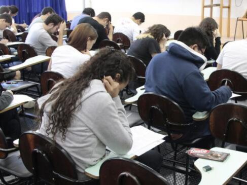 O ProUni concede bolsas de estudo integrais e parciais em cursos de graduação e sequenciais de formação específica, em instituições privadas de educação superior