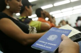 O texto também estabelece que o aposentado deixará de receber a multa de 40% do FGTS em caso de demissão