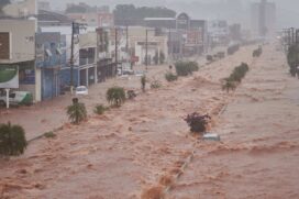 O temporal que atingiu a cidade de Franca, no interior paulista, na quarta-feira, arrastou carros e inundou quatro creches