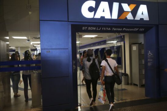 Brasília - Brasileiros aproveitam o sábado para sacar o FGTS inativo durante a segunda etapa do liberação do FGTS nas agências da Caixa Econômica.