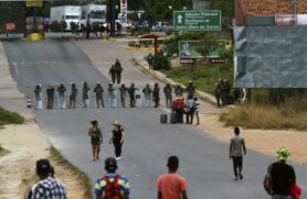 Militares venezuelanos bloqueavam fronteira entre Brasil e Venezuela, em Pacaraima, na sexta-feira