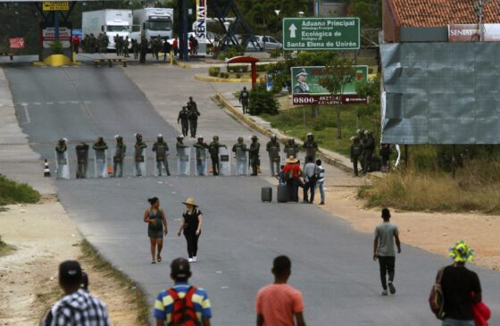 Militares venezuelanos bloqueavam fronteira entre Brasil e Venezuela, em Pacaraima, na sexta-feira