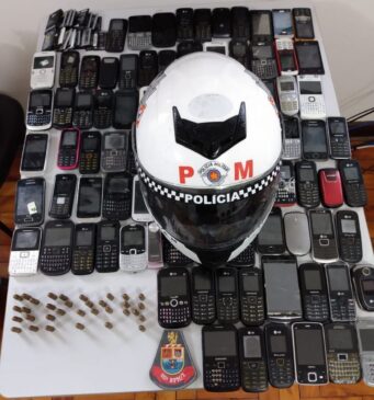 Durante revista, equipe encontrou um saco plástico com 89 celulares de várias marcas e modelos, além de carregadores