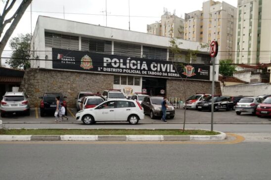 Taxista foi preso após agredir esposa e enteada de 13 anos no Jd. Maria Rosa; homem foi levado para o 1º DP de Taboão da Serra