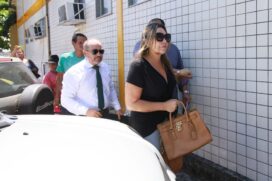 Elaine Caparróz, de 55 anos, chegou com advogado para depor