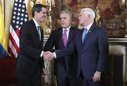 Juan Guaidó, Ivan Duque, presidente da Colômbia e, o vice-presidente dos EUA, Mike Pence