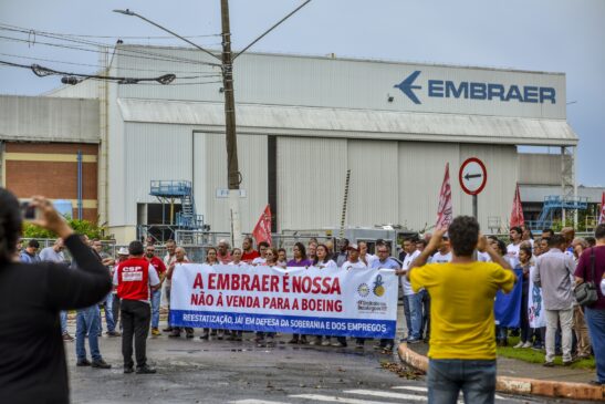 Sindicalistas e manifestantes pró Embraer fizeram manifestação na portaria da empresa na matriz em São José dos Campo (SP)