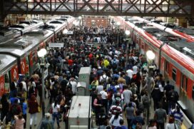 S&Atilde;O PAULO, SP, 26.02.2019: LOTA&Ccedil;&Atilde;O-CPTM-LUZ-SP - Usu&aacute;rios enfrentam lota&ccedil;&atilde;o na Esta&ccedil;&atilde;o da Luz, regi&atilde;o central de S&atilde;o Paulo, na manh&atilde; desta ter&ccedil;a-feira (26). Devido a forte