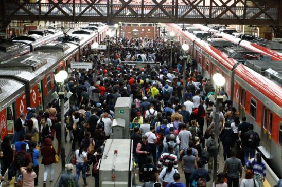 SÃO PAULO, SP, 26.02.2019: LOTAÇÃO-CPTM-LUZ-SP - Usuários enfrentam lotação na Estação da Luz, região central de São Paulo, na manhã desta terça-feira (26). Devido a forte