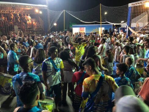 Escola de samba Unidos do Garrafão, que se apresenta na segunda, ensaia para o Carnaval