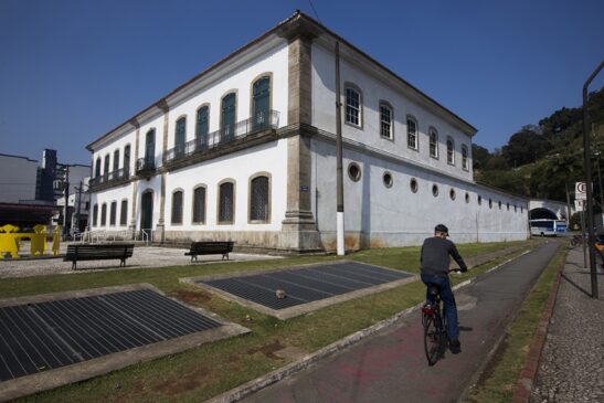 Agência Metropolitana da Baixada Santista - AGEM fica dentro da Cadeia Velha, na Praça dos Andradas, no Centro de Santos