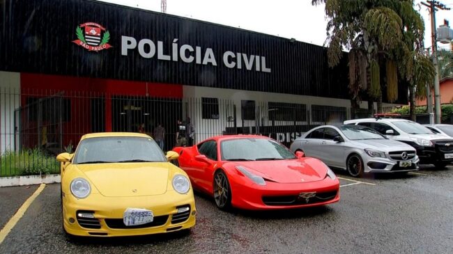 Cinco carros importados foram apreendidos na casa dos investigados; mais 15 prefeituras estão no radar da polícia
