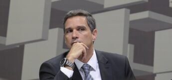 O economista Roberto Campos Neto tomou posse ontem no cargo de presidente do Banco Central, em cerimônia discreta