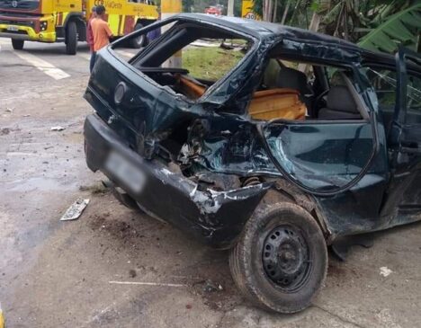 Veículo atingido por caminhão em São Roque ficou destruído