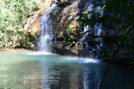 Parque Estadual da Serra Criado em 1970 para proteger as nascentes das águas hidrotermais, o parque fica entre Caldas Novas e Rio Quente. É um dos passeios mais tradicionais da região e perfeito para quem gosta de ficar perto da natureza.