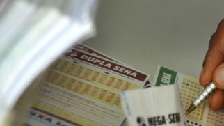 Brasília - Movimentação nas lotéricas às vésperas do sorteio da Mega-Sena da Virada (Wilson Dias/Agência Brasil)