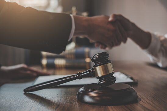 Quem participa de um leilão está rodeado de benefícios, por exemplo a lucratividade; há leilões que quase todos os bens são arrematados