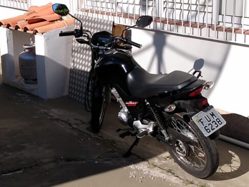 Moto usada nos crimes foi apreendida pela PM; criminosos levaram cerca de R$ 4.500 em produtos