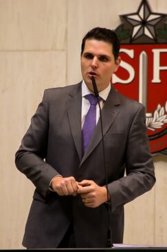 O presidente da Alesp, Cauê Macris (PSDB), quer colocar para análise do plenário uma PEC para adiantar a posse dos deputados