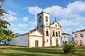 Igreja de Santa Rita de Cássia A Igreja de Santa Rita foi edificada em 1722 pelos pardos libertos da época e é o cartão postal de Paraty. Atualmente o prédio abriga o Museu de Arte Sacra da cidade e conta com uma exposição permanente de imagens, objetos s