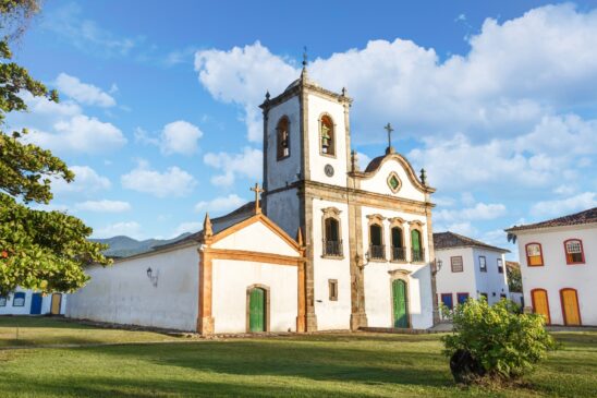 Igreja de Santa Rita de Cássia A Igreja de Santa Rita foi edificada em 1722 pelos pardos libertos da época e é o cartão postal de Paraty. Atualmente o prédio abriga o Museu de Arte Sacra da cidade e conta com uma exposição permanente de imagens, objetos s