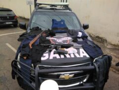 Foram apreendidos fuzil, munições, colete balístico, tocas, luvas, balança e prensa para tráfico de drogas em Araçoiaba da Serra