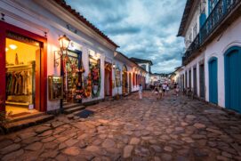Cidade colonial,considerada Patrimônio Histórico Nacional, preserva até hoje os seus inúmeros encantos naturais e arquitetônicos. Passear pelo Centro Histórico de Paraty é entrar em outra época, onde o caminhar é vagaroso devido às pedras "pés-de-moleque