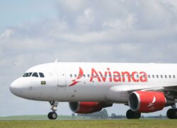 A companhia aérea Azul assinou acordo para a compra da Avianca Brasil por US$ 105 milhões (R$ 406 milhões)