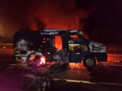 Os ladrões explodiram o cofre do veículo. na noite de sábado