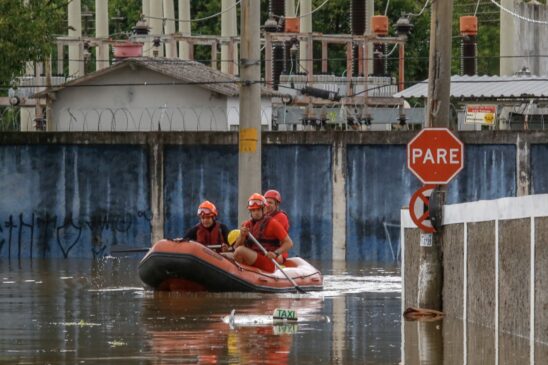Moradores do ABC foram resgatados por botes ou por helicóptero