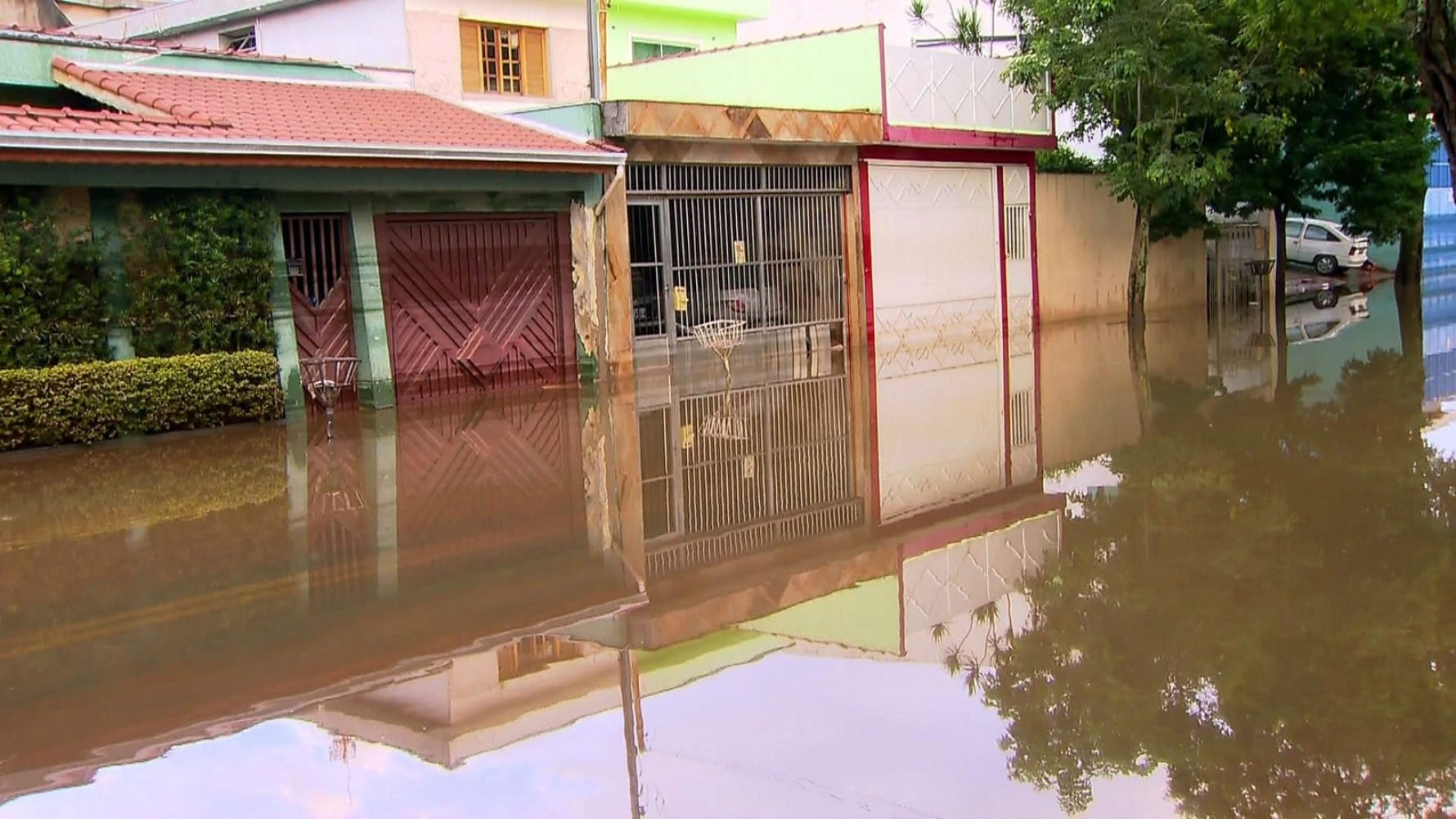 Ruas continuavam alagadas em São Bernardo, na manhã desta terça-feira, um dia após temporal