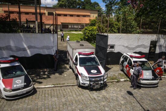Após os crimes, dentro da escola foi encontrado um arco e flecha tradicional, um revólver 38 entre outros equipamentos