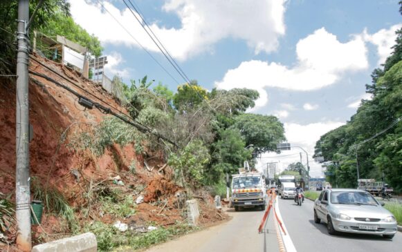 Deslizamento que bloqueou duas faixas da Francisco Morato; acima, há algumas casas, que parecem correr risco de cair